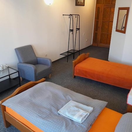 Academus Pub & Guest House Вроцлав Экстерьер фото