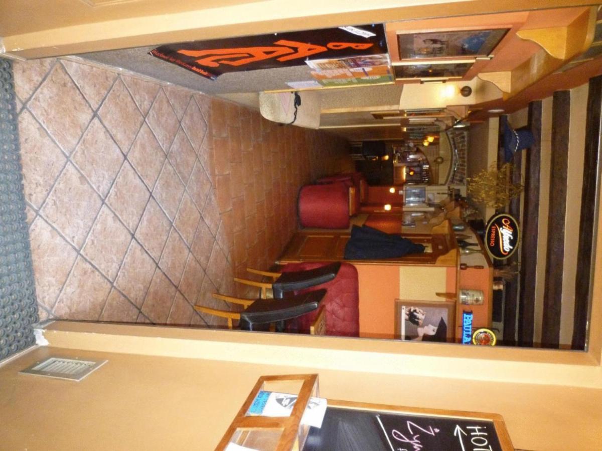 Academus Pub & Guest House Вроцлав Экстерьер фото