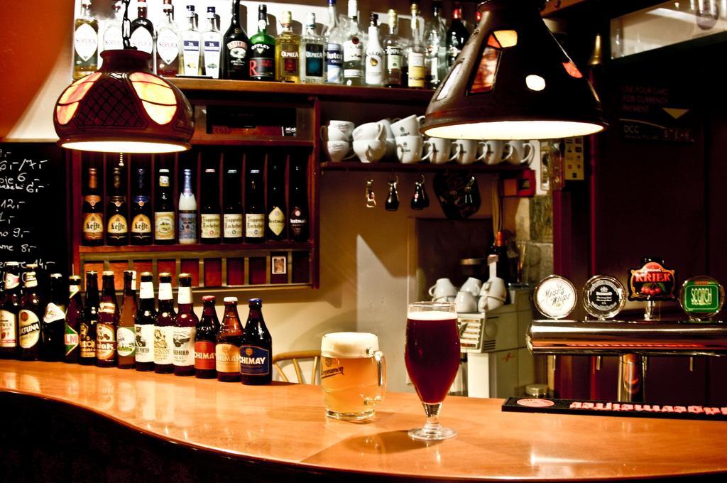 Academus Pub & Guest House Вроцлав Экстерьер фото