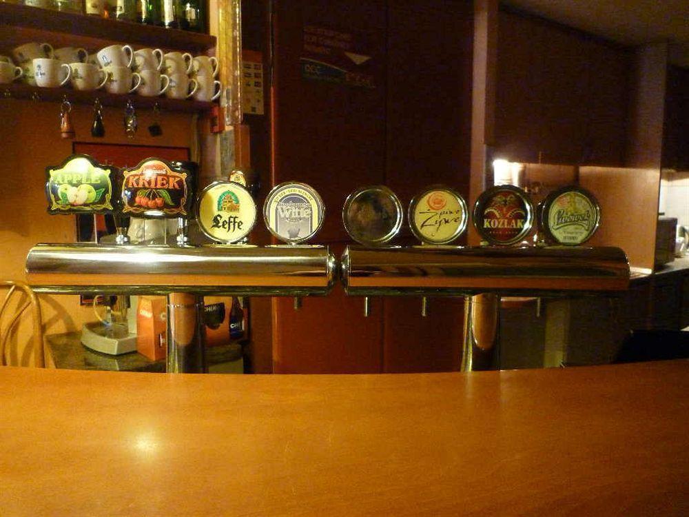 Academus Pub & Guest House Вроцлав Экстерьер фото