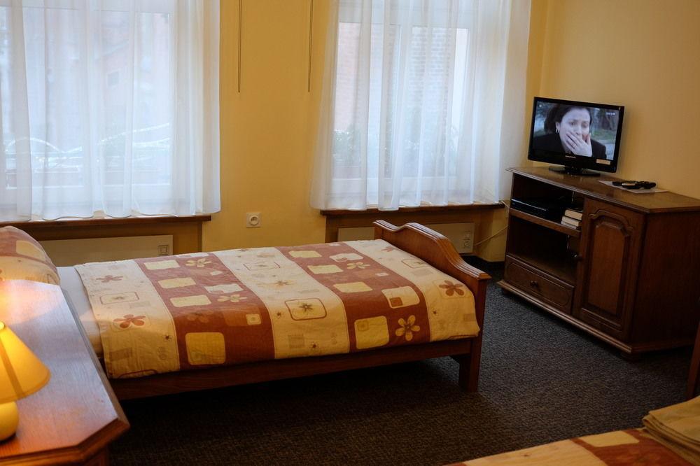 Academus Pub & Guest House Вроцлав Экстерьер фото
