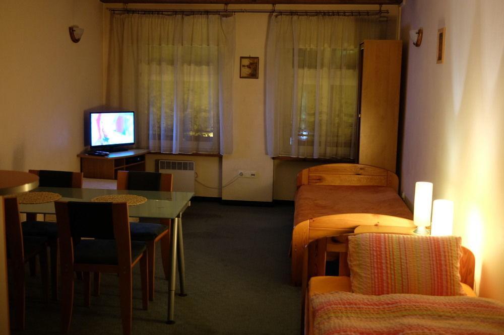 Academus Pub & Guest House Вроцлав Экстерьер фото