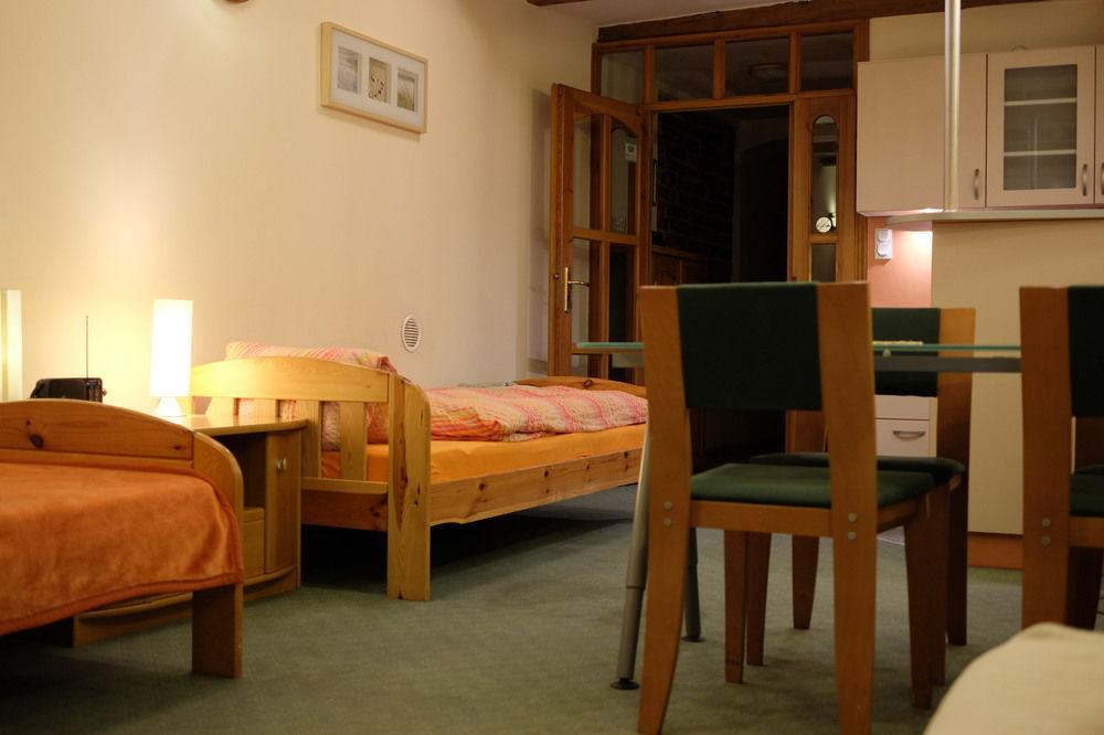 Academus Pub & Guest House Вроцлав Экстерьер фото