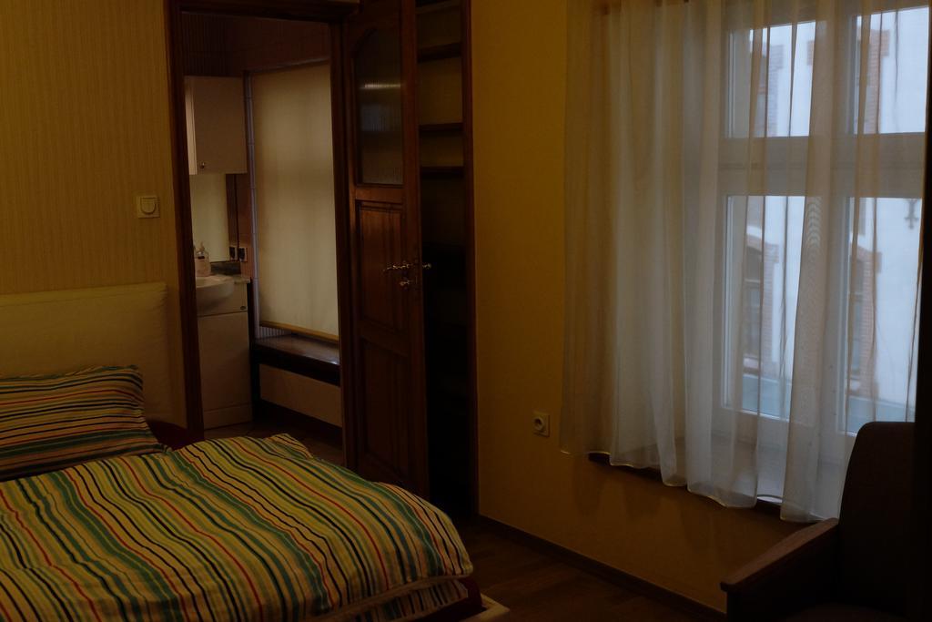 Academus Pub & Guest House Вроцлав Экстерьер фото